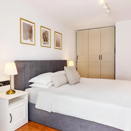Elegant, Comfortable Penthouse With Scenic Views 아파트