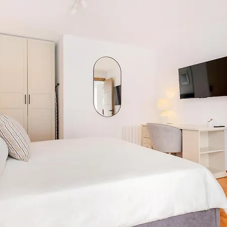 Elegant, Comfortable Penthouse With Scenic Views Appartamento